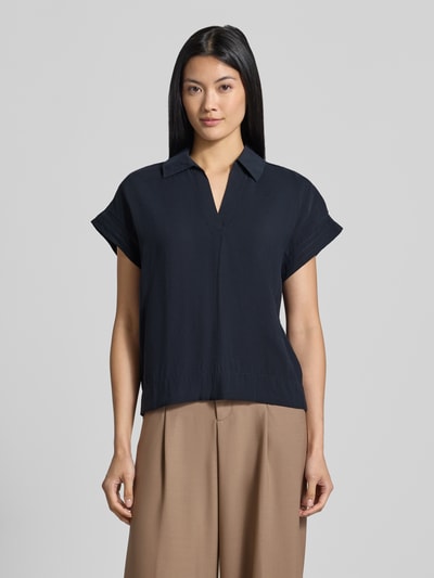 Vrouwenmodel draagt donkerblauwe blouse met korte mouwen van zachte textuur, Regular Fit Kurzarmbluse aus Modal-Mix model 'Sinula' van OPUS, Dames, vooraanzicht van het hele bovenlichaam.