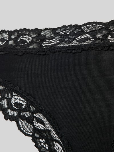 Produktfoto, schwarzer Slim Fit Slip mit Spitzenbesatz Modell 'Rio' von Skiny aus elastischem Micromodal-Mix, feine Textur und florale Spitze.