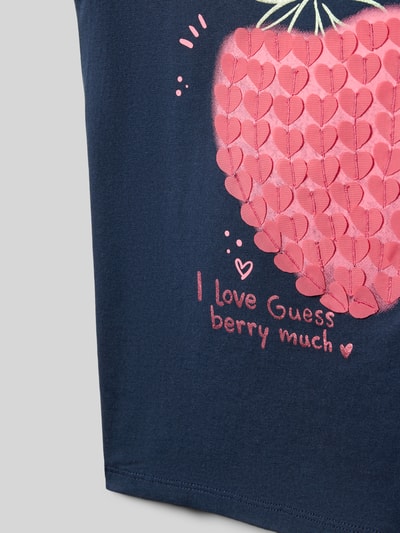 Mädchen trägt Regular Fit T-Shirt mit Zierbesatz von Guess aus elastischem Baumwoll-Mix, Logo-Print, dunkelblau, Nahaufnahme Unterkante.