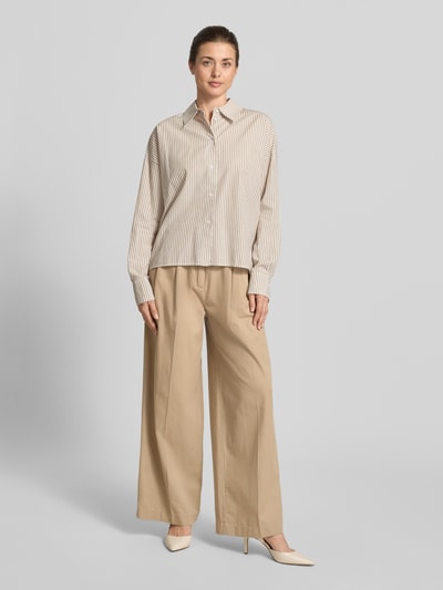 Frauenmodel trägt Straight Fit Hose aus reiner Baumwolle von HUGO, Optik: Unifarben, mit seitlichen Eingrifftaschen, Ganzkörperansicht von vorne.