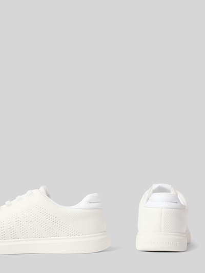 Produktfoto, Sneaker in Strickoptik mit Logo-Detail von Tommy Hilfiger für Damen, weißes Design mit feiner Struktur und glatter Sohle.