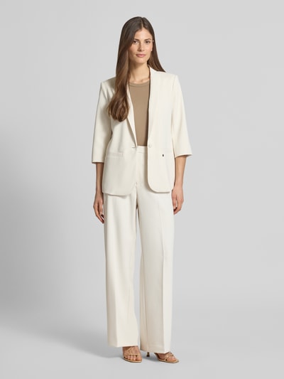 Frauenmodel trägt Regular Fit Blazer mit 3/4-Arm Modell 'Junie Miley' von MOS MOSH in Creme mit Reverskragen, Knopfverschluss, Ganzkörperansicht von vorne.