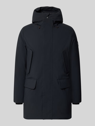 Produktfoto, dunkelblaue Jacke mit verdecktem Reißverschluss Modell 'WILSON' von Save The Duck, reguläre Passform, Hochschließender Kragen, strukturiertes Material, Pattentaschen, mittellange Form, Größe M: Rückenlänge 89 cm, Schulterbreite 46 cm, Brustweite 51 cm, Ärmellänge 68 cm