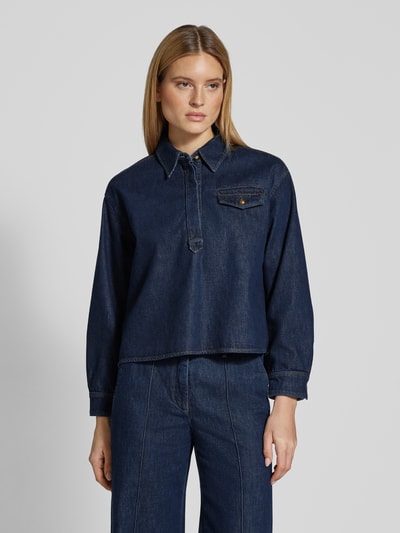 Modelka kobieca nosi Regular Fit Jeansbluse mit Brusttasche von Luisa Cerano, dżinsowa bawełna-Lyocell, krój regular fit, kolor granatowy, kieszeń na piersi, kołnierzyk koszulowy, długość tyłu 68 cm, długość rękawa 55 cm, widok z przodu na całą sylwetkę.