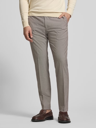 Männermodel trägt Hose mit Bügelfalten Modell 'CIBEPPE' von CINQUE im Slim-Fit aus Material-Mix mit Viskose-Anteil, Nahaufnahme Unterkörper.