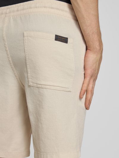 Männermodel trägt Shorts mit structuurpatroon model 'JAIDEN' van Jack & Jones, puur katoen, regular fit, elastische band, tunnelkoord, detailaufnahme achterkant