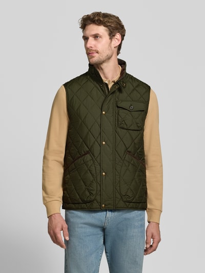 Męski model nosi kamizelkę Regular Fit Weste mit Logo-Patch model 'BEATON' od Polo Ralph Lauren w kolorze oliwkowym, pikowana powierzchnia, Ganzkörperansicht von vorne.