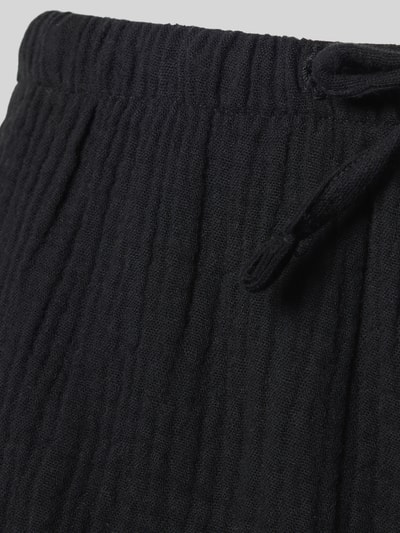 Produktfoto, schwarze Straight Fit Pyjama-Shorts mit Strukturmuster von Jake*s Casual, reine Baumwolle, elastischer Bund mit Tunnelzug.