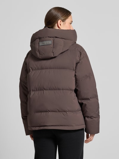 Frauenmodel trägt Jacke in Stepp-Optik mit Reißverschluss Modell 'Jilly Hope' von MOS MOSH, krój regular fit, kaptur z tunelem, wpuszczane kieszenie, Długość tyłu w rozmiarze S: 63 cm, Szerokość ramion w rozmiarze S: 50 cm, Szerokość klatki piersiowej w rozmiarze S: 58 cm, Długość rękawów w rozmiarze S: 64 cm, brązowy kolor, prosty krój, matowa tekstura, Ganzkörperansicht Rückansicht