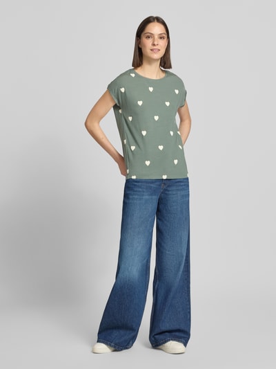 Frauenmodel trägt Relaxed Fit T-Shirt aus Lyocell-Mix Modell 'AVA' von Vero Moda mit Allover-Muster, Rundhals, kurzarm; Ganzkörperansicht von vorne.