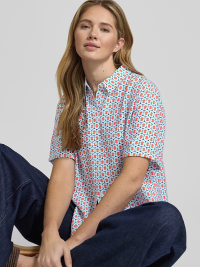 Frauenmodel trägt Regular Fit Bluse aus Viskose-Mix mit 1/2-Arm von Jake*s Casual, Muster in Weiß und Bunt, Allover-Look, Nahaufnahme Oberkörper.