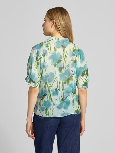 Frauenmodel trägt Regular Fit Bluse aus Lyocell-Ramie-Mix von Luisa Cerano mit Allover-Look und Rundhalsausschnitt, Rückansicht Ganzkörperansicht.