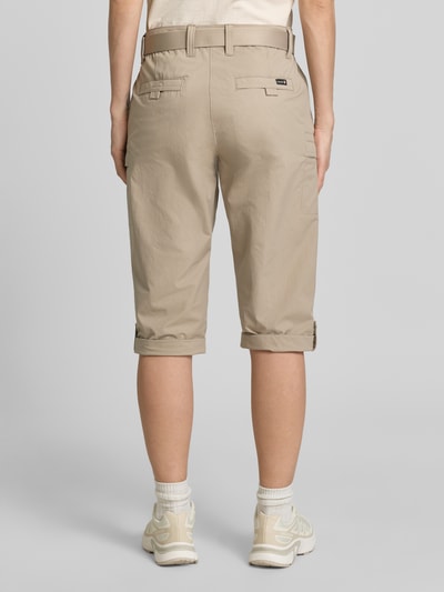 Frauenmodel trägt Bermudas mit Pattentaschen und Saum mit fixiertem Aufschlag von G.I.G.A. DX in Beige, Straight Fit, Bundweite 38 cm, HYDROCOOL Effekt, Rückansicht Ganzkörperansicht