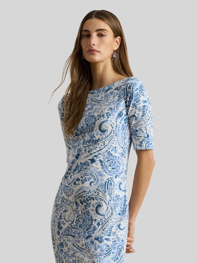 Modelka prezentuje Midi-Freizeitkleid mit Allover-Muster von Lauren Ralph Lauren, niebiesko-biały wzór na całej powierzchni, dopasowany krój, dekolt w łódkę, krótki rękaw, sukienka casualowa, zdjęcie: z przodu, zbliżenie górnej części ciała.