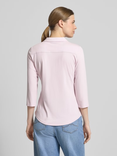 Männermodel trägt Regular Fit Hemdbluse aus Viskose-Mix von Marc O'Polo, efekt: jednolity kolor, krój regular fit, rękaw o dł. 3/4, kołnierzyk koszulowy, dekolt w serek, zaokrąglone wykończenie, mieszanka wiskozy, jasnoróżowy kolor, gładka tekstura, całkowite widoczne plecy, zdjęcie: widok z tyłu, Ganzkörperansicht Rückansicht.