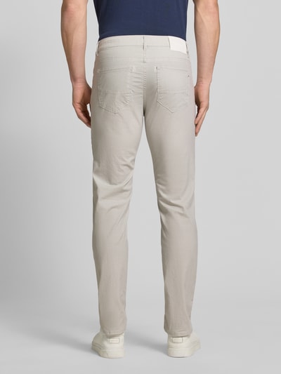 Mannenmodel draagt Regular Fit Hose mit 5-Pocket-Design aus katoenmix Modell 'Cadiz' van Brax, effen, volledige achteraanzicht