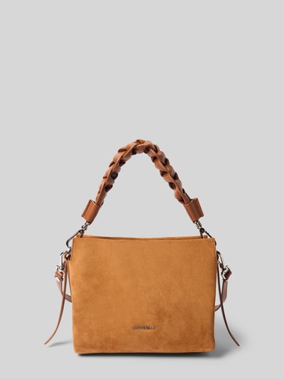 Produktfoto, torebka z kolekcji Handtasche mit Label-Detail Modell 'BOHEME' od Coccinelle z uchwytem, odpinanym paskiem, detalem z logo, główną przegrodą z zamkiem błyskawicznym, wewnętrzną przegródką zapinaną na zamek błyskawiczny, wymiary: szerokie 25 cm, długość 19 cm, głębokość 13 cm, długość paska na ramię 127 cm, brązowy zamsz, kwadratowy kształt, miękka tekstura.