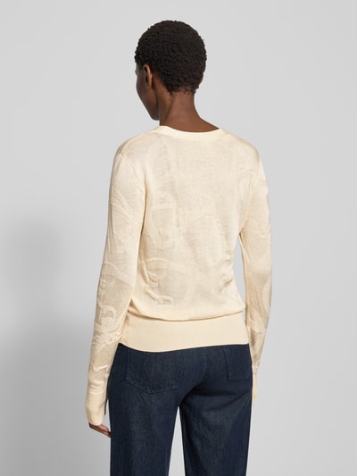 Vrouwenmodel draagt Strickjacke met knoopsluiting model 'DENZEL' van Lauren Ralph Lauren, mix van viscose en katoen, regular fit, ribboorden, V-hals, ruglengte 60 cm, mouwlengte 62 cm, lichte crème tint, gladde textuur, detailopname rugaanzicht.