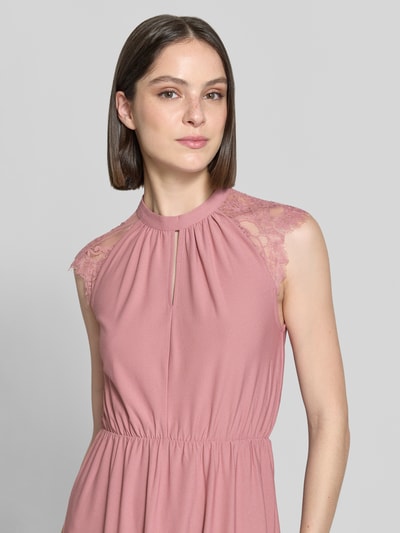 Frauenmodel trägt Tailliertes Freizeitkleid mit Spitzenbesatz Modell 'MILLA' von Vero Moda, Optik: Unifarben, Kurzarm, Hochgeschlossen, Mini-Länge, Nahaufnahme Oberkörper.