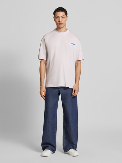 Mężczyznamodel nosi męski t-shirt Oversized T-Shirt aus reiner Baumwolle Modell 'Nohatio' von HUGO, jednokolorowy, aplikacja z metką, okrągły dekolt, krótki rękaw, prosty dół z rozcięciami po bokach, dżersej, bawełna, Ganzkörperansicht von vorne.