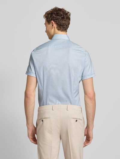 Männermodel trägt Slim Fit Business-Hemd mit Kentkragen von OLYMP Level Five, hellblau, glatte Struktur, Kurzarmlänge, Baumwoll-Elasthan-Mix, Ganzkörperansicht Rückansicht.