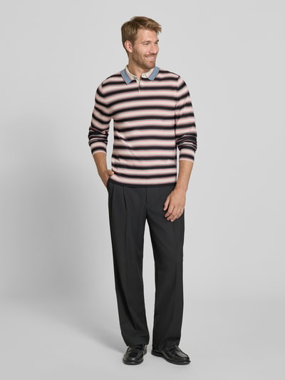 Männermodel trägt Poloshirt aus reiner Wolle von Paul Smith mit Streifenmuster, Regular Fit, langärmelig, Vorderansicht, Rückenlänge M 63 cm.