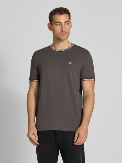Männermodel trägt T-Shirt mit Kontraststreifen und Rundhalsausschnitt von Christian Berg Men, Baumwoll-Elasthan-Mix, Regular-Fit, Rückenlänge bei Größe M 71 cm, dezente Farbkombination, glatte Textur, Ganzkörperansicht von vorne.