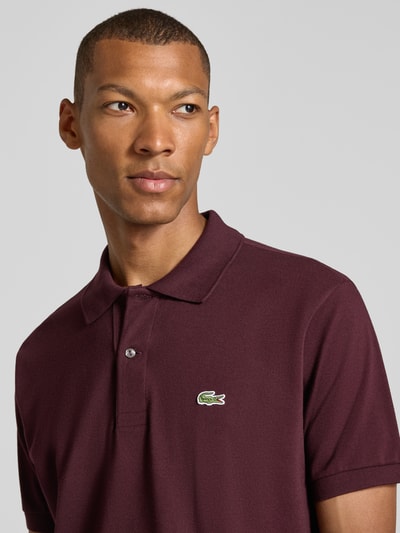 Mannelijk model draagt regular fit poloshirt uit puur katoen van Lacoste in donkerrood, structuur glad, Nahaufnahme bovenlichaam, Heren poloshirt van Lacoste