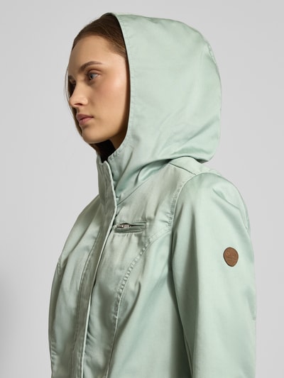 Modelka nosi Regular Fit Parka mit Baumwoll-Anteil Modell 'LORCA' od ONLY, kolor jednolity, canvas, naszywka z logo, zbliżenie na górną część ciała