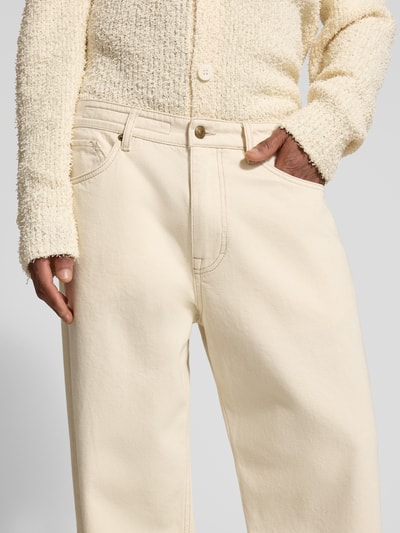 Männermodel trägt Relaxed Fit Jeans aus reiner Baumwolle von Drykorn in Beige, 5-Pocket-Design, Nahaufnahme Oberkörper, Vorderansicht.