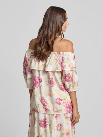 Frauenmodel trägt Regular Fit Bluse aus Viskose-Mix Modell 'Maise' von FREE/QUENT mit floraler Allover-Print, Halbarm, Rüschenbesatz, pastellige Farben, Rückenlänge 54 cm bei Größe S, Ganzkörperansicht Rückansicht.
