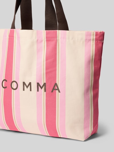 Produktfoto, Tote Bag mit Logo-Print von Comma aus Reiner Baumwolle mit rosa und beigen Streifen, offenem Hauptfach, langen Tragegriffen, Label-Print, Maße ca. 48 cm Breite, 45 cm Länge, 14 cm Tiefe, Schulterriemenlänge ca. 59 cm, strukturierte Baumwolltextur