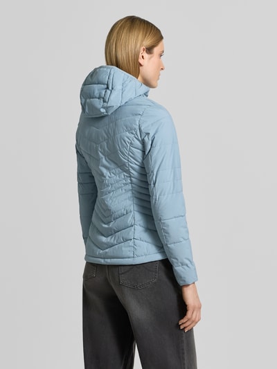 Vrouwenmodel draagt Slim Fit Jacke in Stepp-Optik van G.I.G.A. DX in lichtblauw, afneembare capuchon, rits- en steekzakken, ruglengte 60 cm, schouderbreedte 45 cm, borstwijdte 46 cm, mouwlengte 64 cm, detailopname van achteren