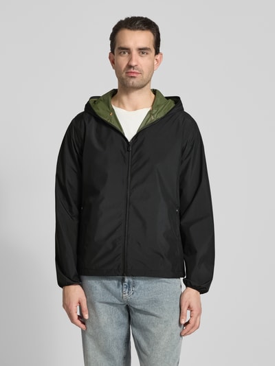 Männermodel trägt Jacke mit Zweiwegereißverschluss Modell 'Zayn' von SAVE THE DUCK in Schwarz mit Kapuze, Regular Fit, Ganzkörperansicht von vorne.