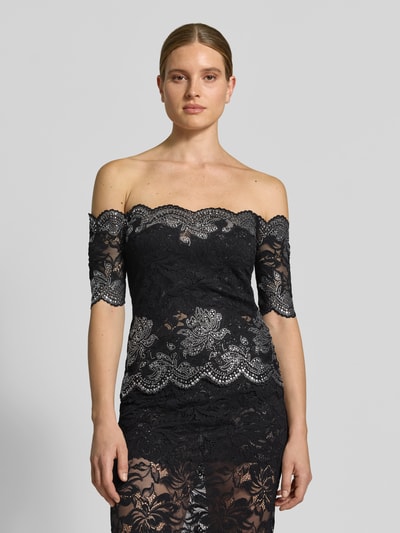 Vrouwenmodel draagt Skinny Fit Blusentop uit Kant van Rabanne, elastische materiaalmix, off-shoulder-design, semi-transparante look, ruglengte maat 38: 45 cm, voorkant bovenlichaam close-up.