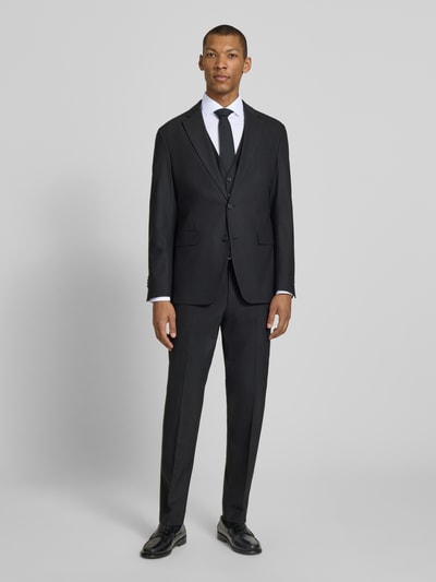Männermodel trägt Slim Fit Business-Hemd aus Baumwolle mit Kentkragen von SEIDENSTICKER, weiß, feine Struktur, Ganzkörperansicht von vorne.