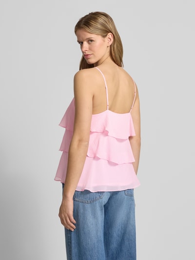 Vrouwenmodel draagt Regular Fit Trägertop mit Volants Modell 'LINN' van Only in effen lichtroze, verstelbare spaghettibandjes, V-hals, zachte textuur, detailopname rugaanzicht.