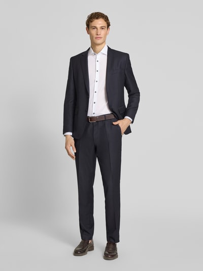 Männermodel trägt Body Fit Business-Hemd aus Baumwolle mit Kentkragen von OLYMP Level Five, weiß, Reine Baumwolle, Knopfleiste, Ganzkörperansicht von vorne. Rückenlänge bei Größe 40: 79 cm, Schulterbreite: 40 cm, Ärmellänge: 65 cm.