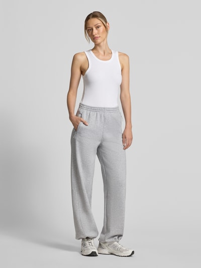 Frauenmodel trägt Regular Fit Sweathose mit Baumwoll-Anteil von Under Armour, hellgrau, glatte Struktur, Ganzkörperansicht von vorne, Damen Sweathose von Under Armour.