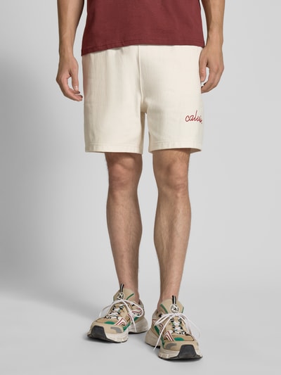 Calvin Klein Jeans Regular Fit Sweatshorts mit Logo-Stitching Modell 'Terry' Offwhite 4