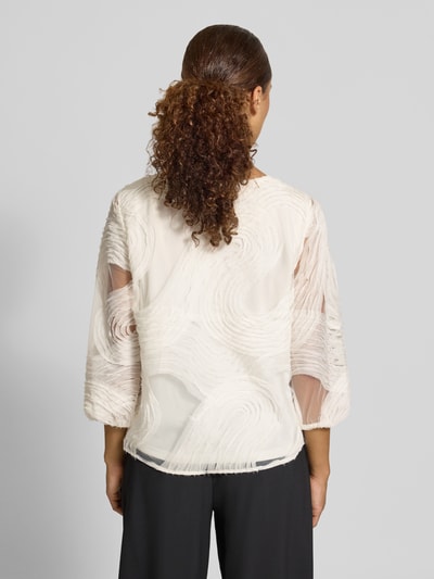 Frauenmodel trägt Regular Fit Langarmbluse mit Strukturmuster von s.Oliver BLACK LABEL in Creme mit gewelltem Muster, Ganzkörperansicht Rückansicht.