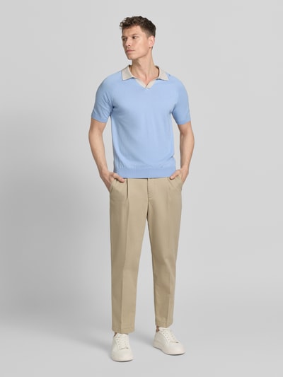 Männermodel trägt Regular Fit Poloshirt mit V-Ausschnitt von GRAN SASSO aus reiner Baumwolle, Kragen in Kontrastfarbe, hellblau, Ganzkörperansicht von vorne.