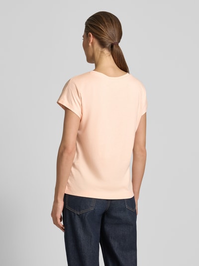 Frauenmodel trägt Regular Fit T-Shirt mit Ziersteinbesatz von monari aus Baumwoll-Modal-Mix, Rundhalsausschnitt, Rückenlänge 57 cm, Ganzkörperansicht Rückansicht.