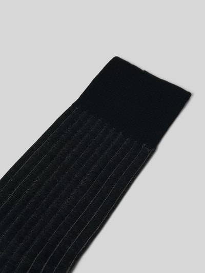 Produktfoto, Socken aus reiner Baumwolle Modell 'Shadow' von Falke, wadenlang, zweifarbige Rippstruktur, verstärkte Belastungszonen, feingeripptes Bündchen, verlängerter Komfortbund, Herren
