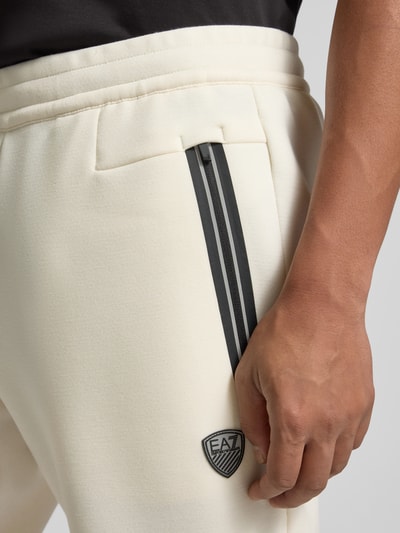 EA7 Emporio Armani Regular Fit Sweatpants mit Logo-Applikation Modell 'Train' Offwhite 3