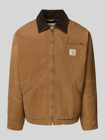 Produktfoto, Jacke mit Brusttasche Modell 'DETROIT' von Carhartt Work In Progress in Braun mit Kentkragen in Cord-Optik, Reißverschluss, Label-Patch, seitlichen Eingrifftaschen und markanter Struktur.