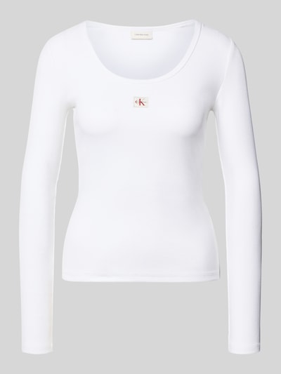 Produktfoto, Slim Fit Langarmshirt aus Baumwoll-Mix von Calvin Klein Jeans in Weiß, unifarben, glatte Textur, Logo aus Metall, Damenmode