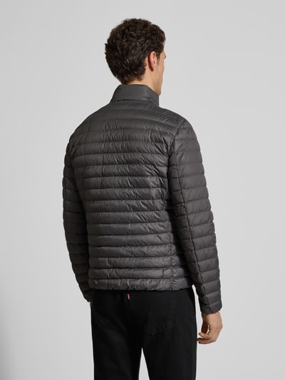 Männermodel trägt Steppjacke mit Stehkragen und Zweiwege-Reißverschluss von Geox in Grau, horizontale Steppstruktur, Ganzkörperansicht Rückansicht, Regular Fit, Reißverschlusstaschen, Maße in Größe M