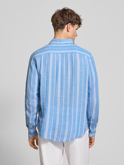 Männermodel trägt Regular Fit Leinenhemd mit Viskose-Anteil Modell 'Bobby' von Blend in Hellblau mit weißen Streifen, Ganzkörperansicht Rückansicht.