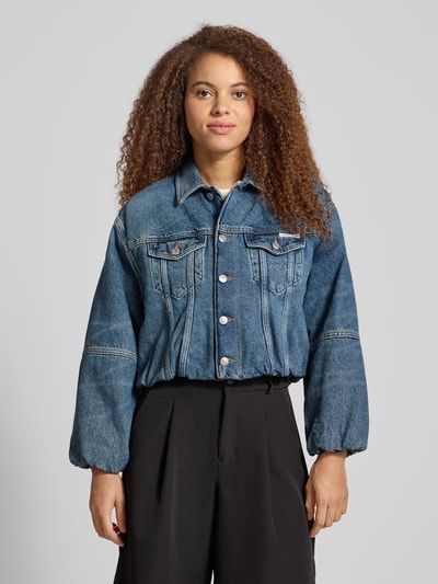 Frauenmodel trägt Cropped Jeansjacke mit Knopfleiste von Calvin Klein Jeans in Blau, Reine Baumwolle, Lockerer-Schnitt, Hemdblusenkragen, Ganzkörperansicht von vorne